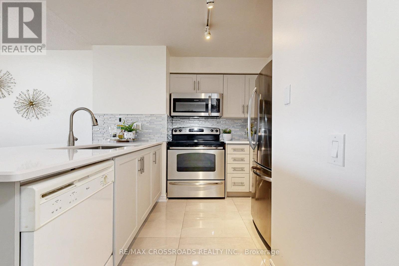 512 - 8 Mondeo Drive, Toronto, Ontario M1P 5C7 - Photo 8 - E12545252