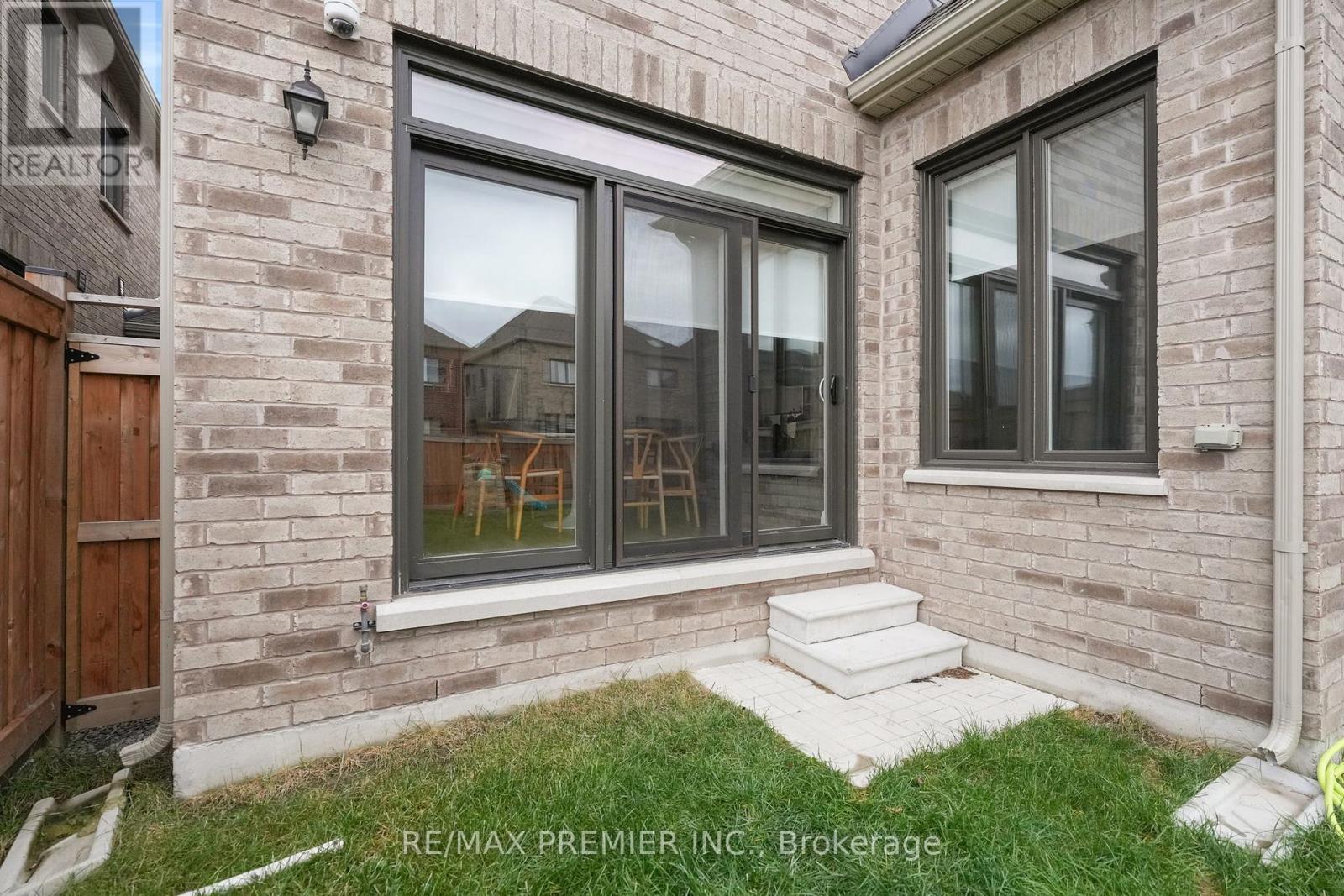 108 Bartram Crescent, Bradford West Gwillimbury, Ontario  L3Z 4J2 - Photo 5 - N12545196