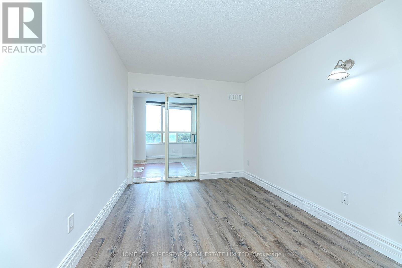 1005 - 7 Townsgate Drive, Vaughan, Ontario  L4J 7Z9 - Photo 12 - N12545264