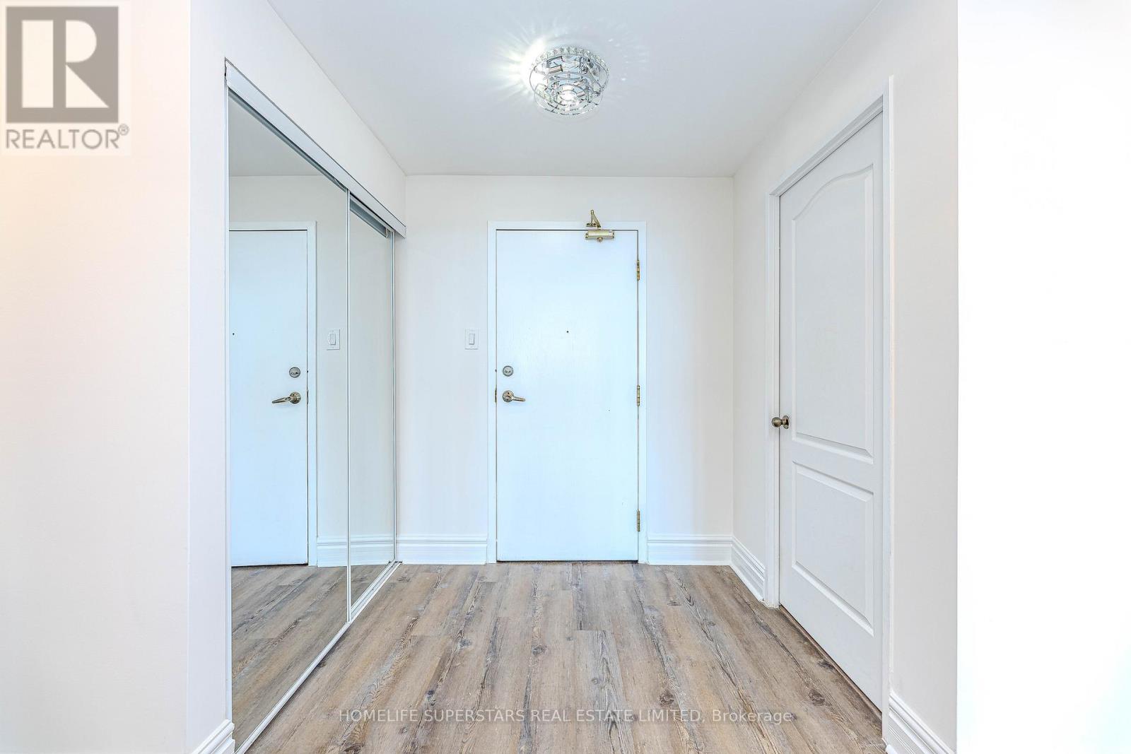 1005 - 7 Townsgate Drive, Vaughan, Ontario  L4J 7Z9 - Photo 4 - N12545264