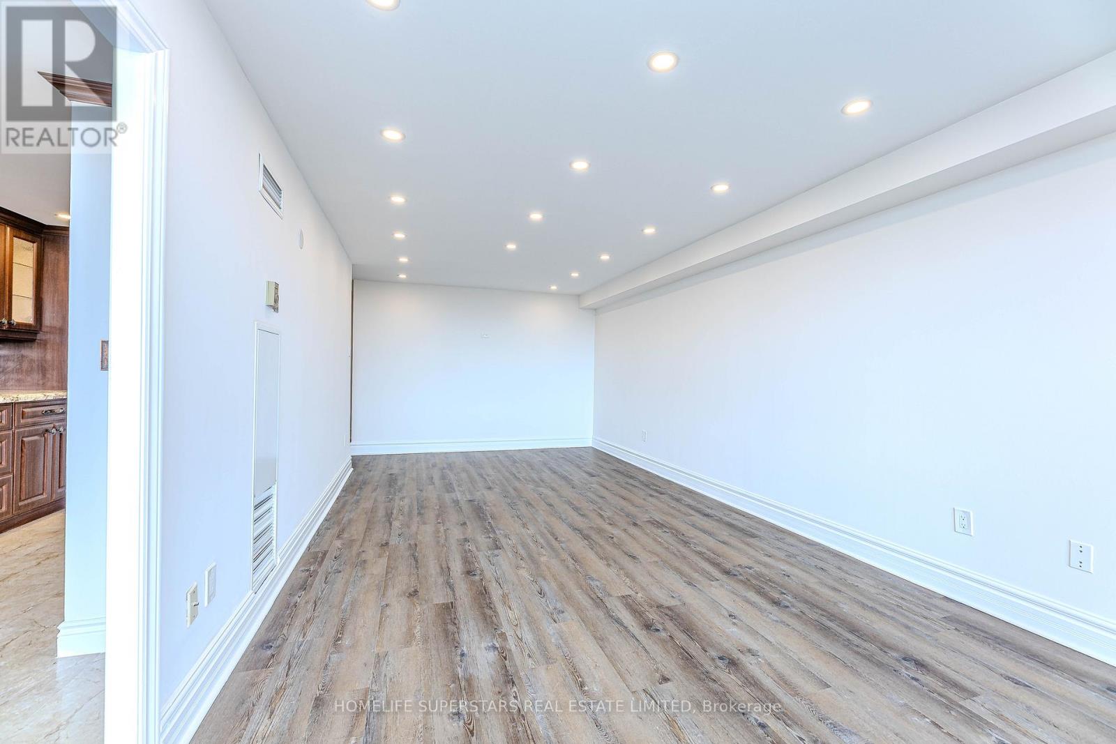 1005 - 7 Townsgate Drive, Vaughan, Ontario  L4J 7Z9 - Photo 6 - N12545264