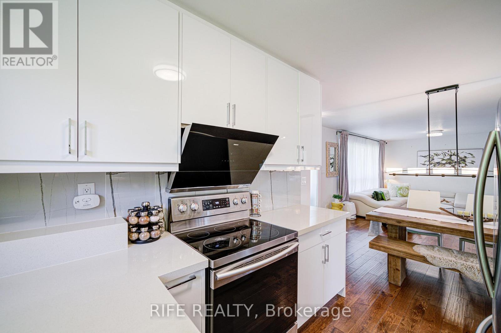 306 Wenlock Avenue, Richmond Hill, Ontario  L4C 1M7 - Photo 3 - N12545354