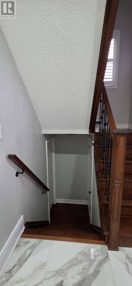 4088 Donnic Drive, Burlington, Ontario  L7M 0A5 - Photo 15 - W12545178