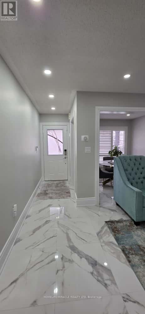 4088 Donnic Drive, Burlington, Ontario  L7M 0A5 - Photo 2 - W12545178