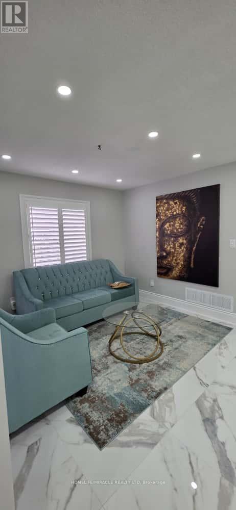 4088 Donnic Drive, Burlington, Ontario  L7M 0A5 - Photo 3 - W12545178