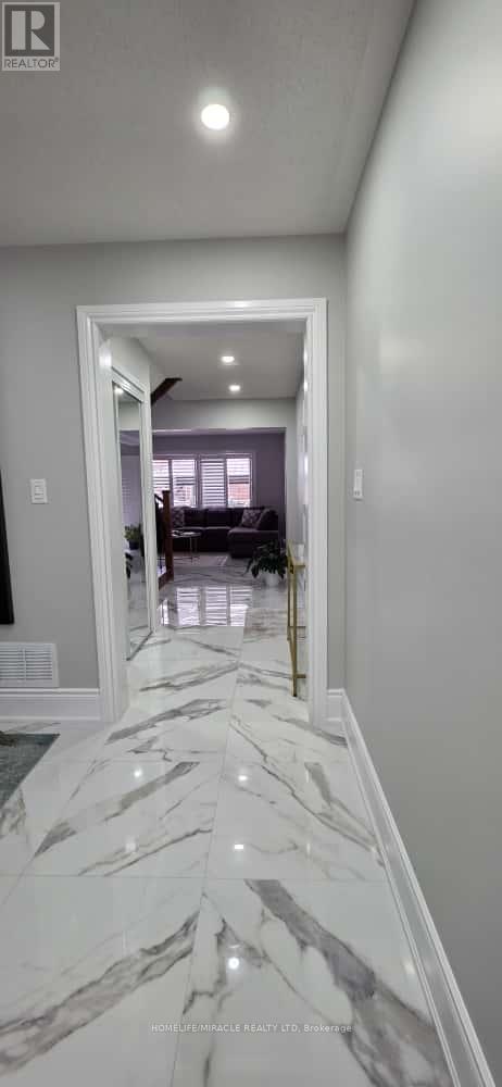 4088 Donnic Drive, Burlington, Ontario  L7M 0A5 - Photo 4 - W12545178