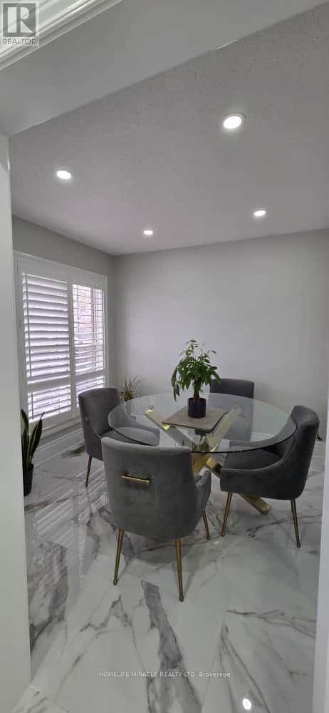 4088 Donnic Drive, Burlington, Ontario  L7M 0A5 - Photo 5 - W12545178