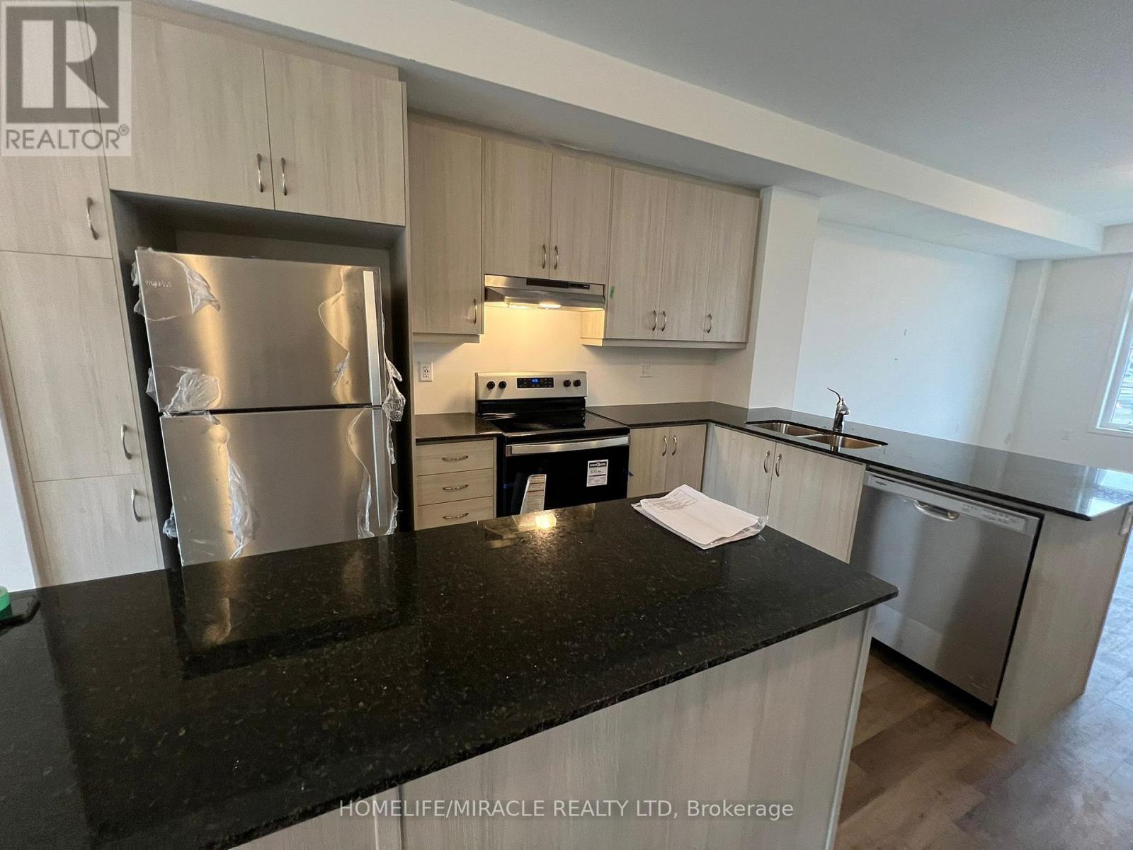 148 Keppel Circle, Brampton, Ontario L7A 5K7 - Photo 3 - W12545244