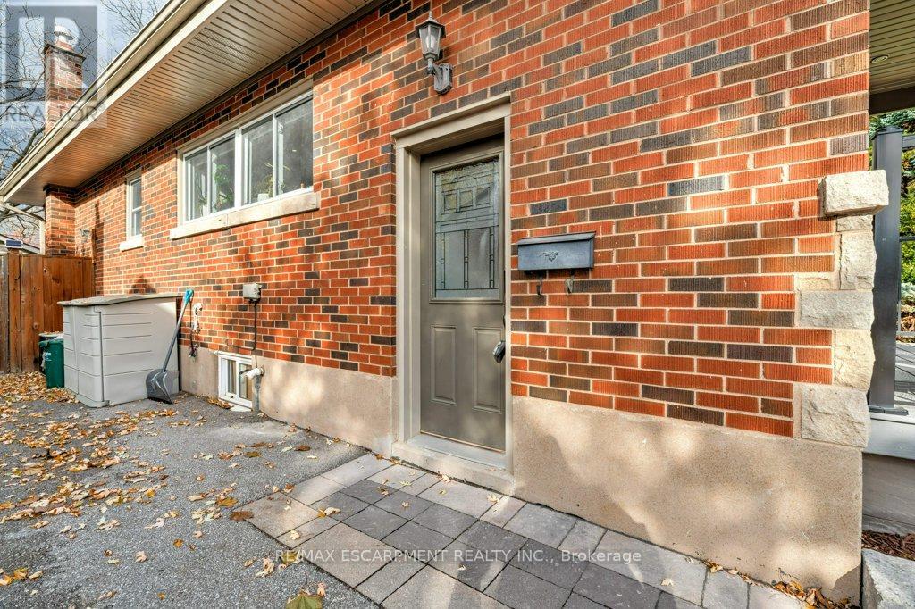 2217 Ghent Avenue, Burlington, Ontario  L7R 1Y6 - Photo 2 - W12545276