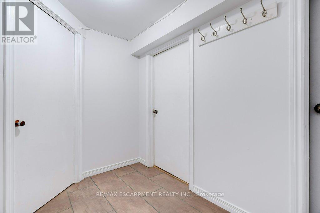 2217 Ghent Avenue, Burlington, Ontario  L7R 1Y6 - Photo 3 - W12545276