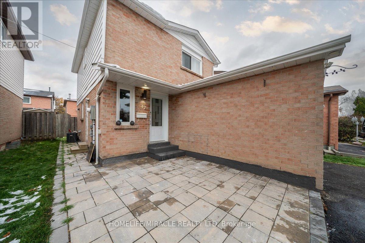 47 Martindale Crescent, Brampton, Ontario  L6X 2V7 - Photo 4 - W12545308