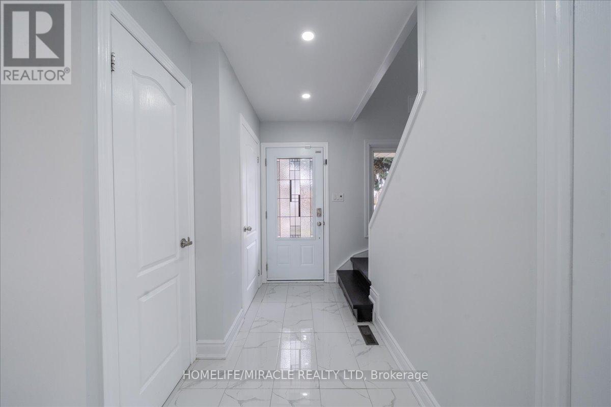 47 Martindale Crescent, Brampton, Ontario  L6X 2V7 - Photo 6 - W12545308