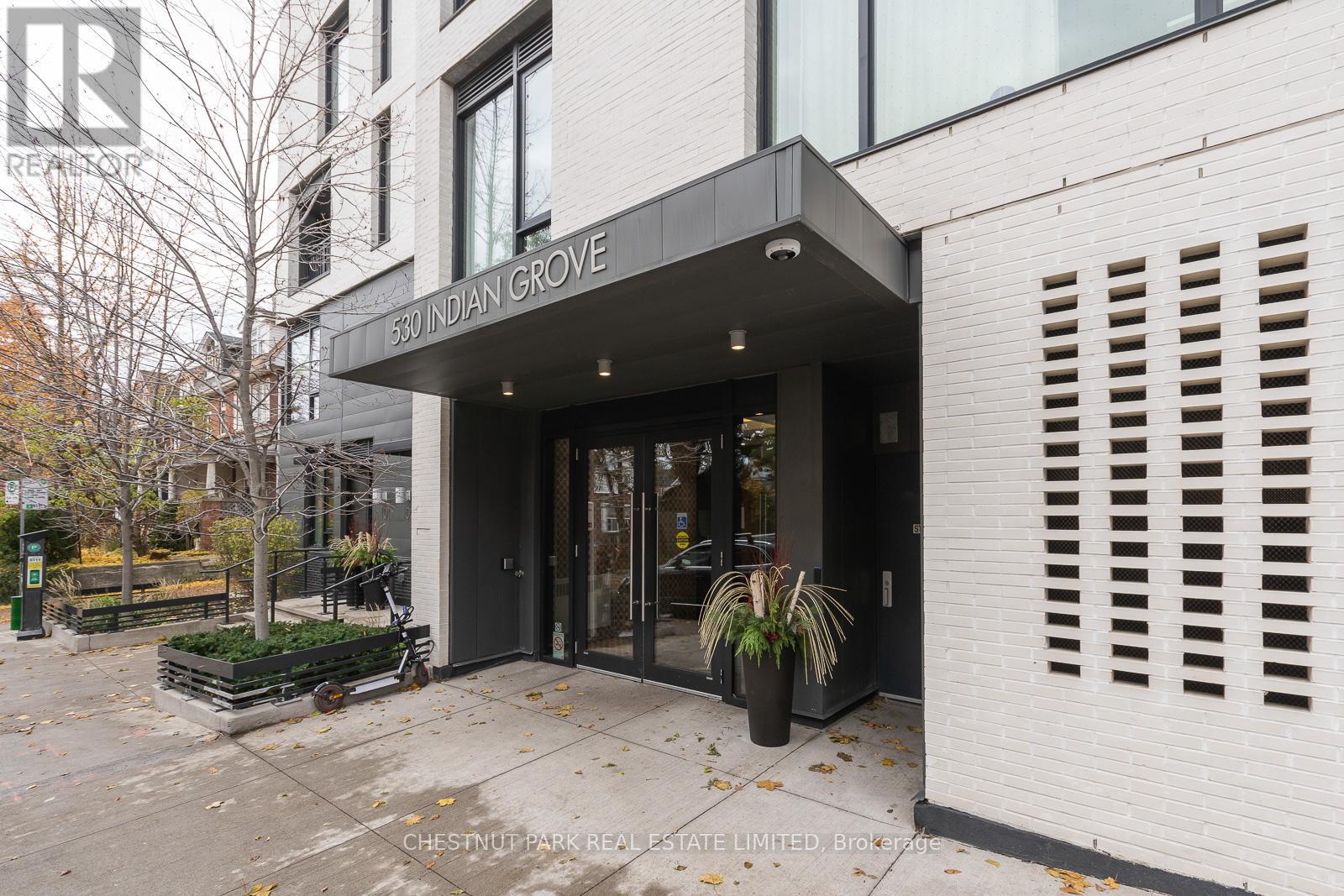 604 - 530 Indian Grove, Toronto, Ontario  M6P 2J2 - Photo 2 - W12545358