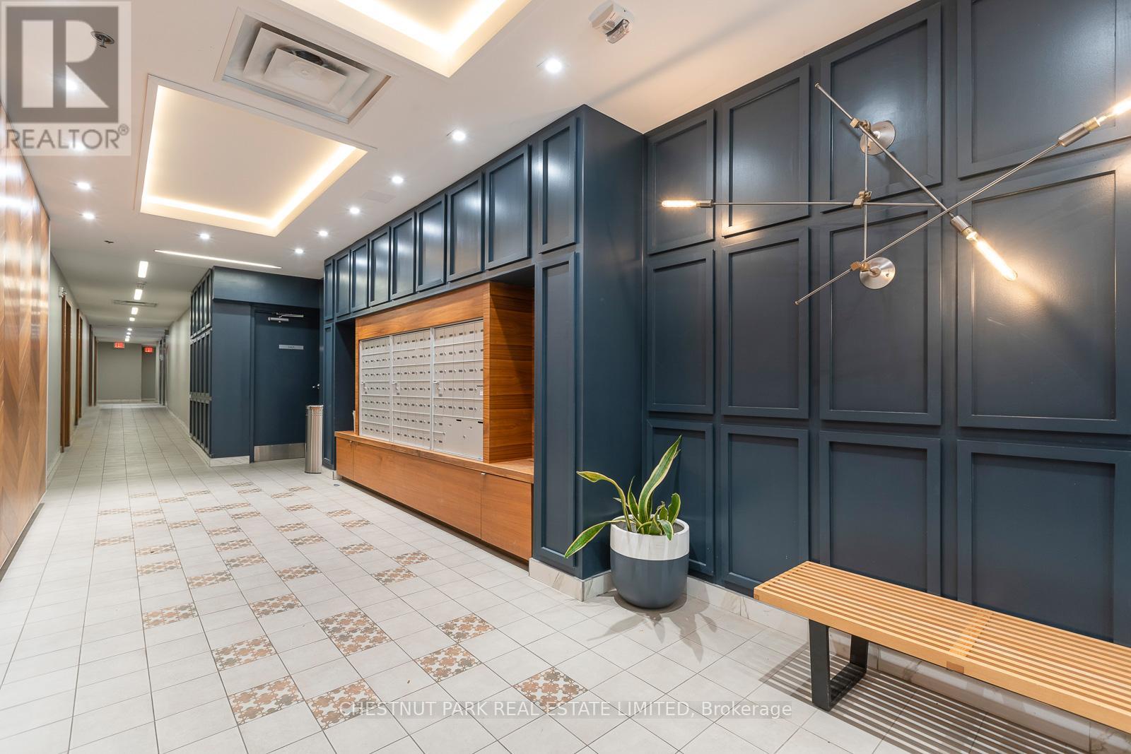 604 - 530 Indian Grove, Toronto, Ontario  M6P 2J2 - Photo 3 - W12545358