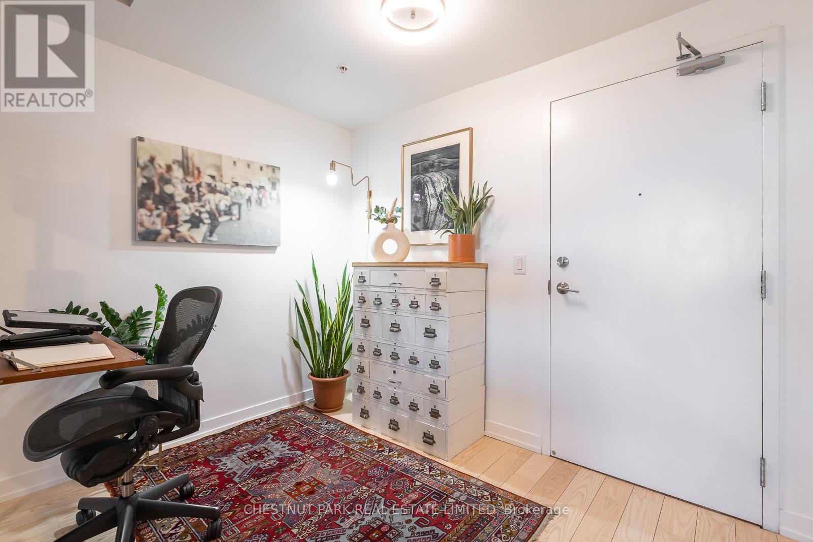 604 - 530 Indian Grove, Toronto, Ontario  M6P 2J2 - Photo 4 - W12545358