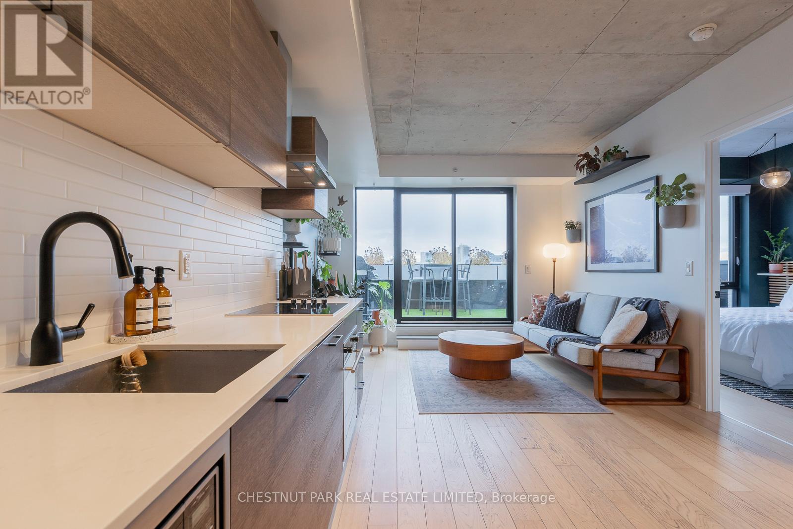 604 - 530 Indian Grove, Toronto, Ontario  M6P 2J2 - Photo 7 - W12545358