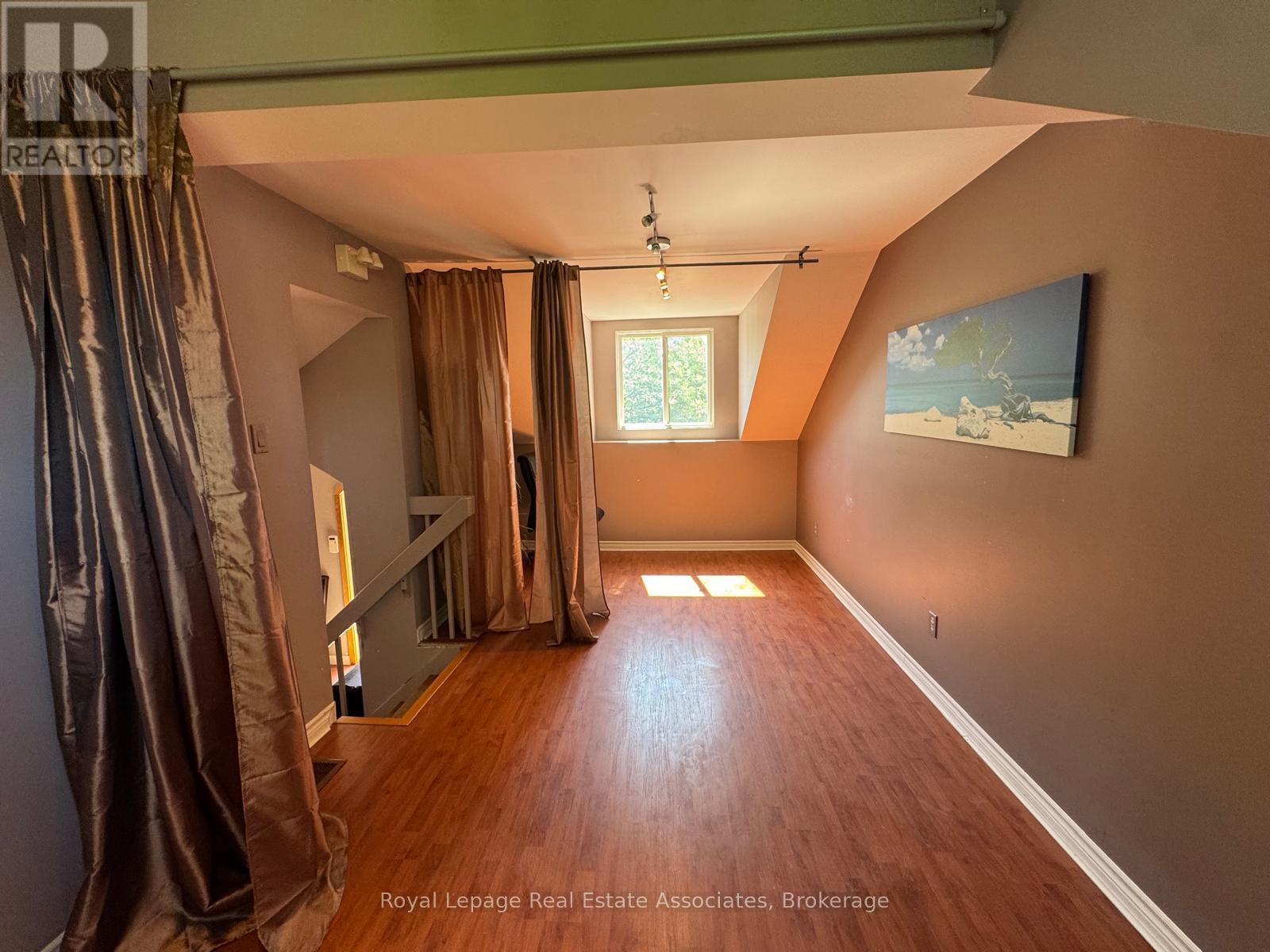 Room - 270 Lakeshore Road E, Mississauga, Ontario  L5G 1H1 - Photo 3 - W12545382