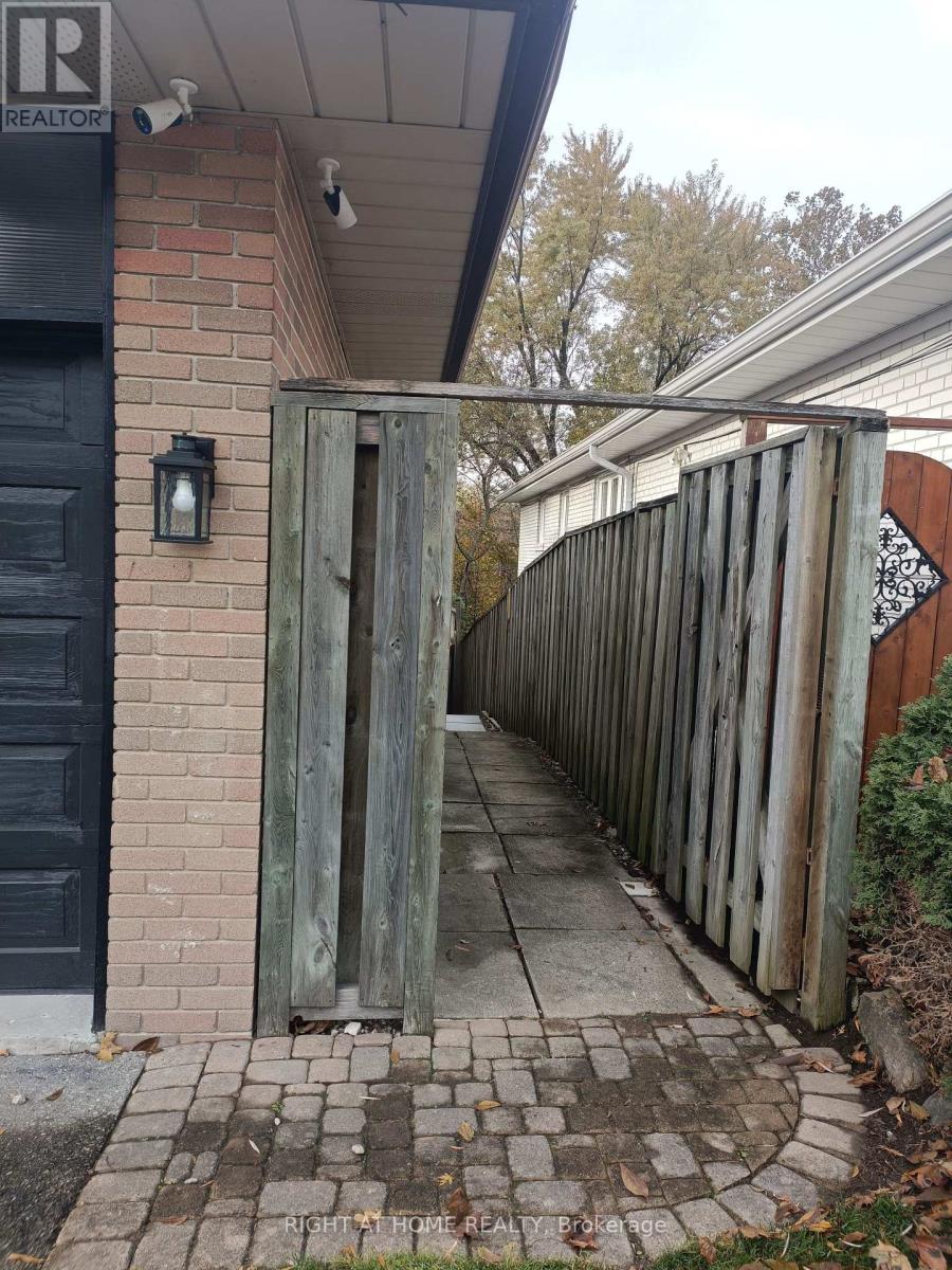 Lower Unit 2 - 7 Warlock Crescent, Toronto, Ontario  M2K 2H8 - Photo 21 - C12545436