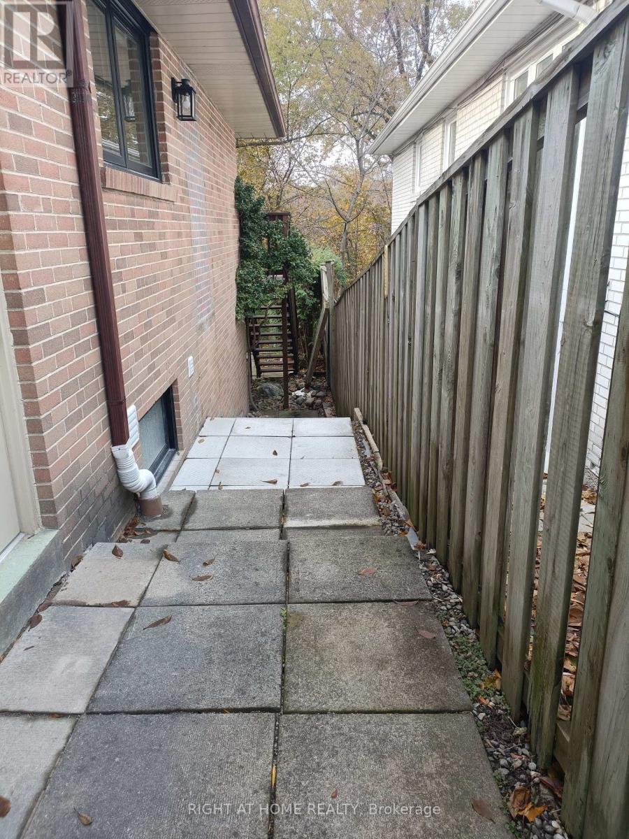 Lower Unit 2 - 7 Warlock Crescent, Toronto, Ontario  M2K 2H8 - Photo 22 - C12545436