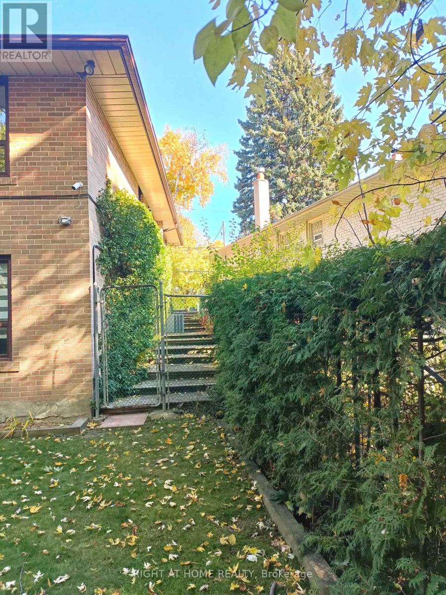 Lower Unit 2 - 7 Warlock Crescent, Toronto, Ontario  M2K 2H8 - Photo 23 - C12545436