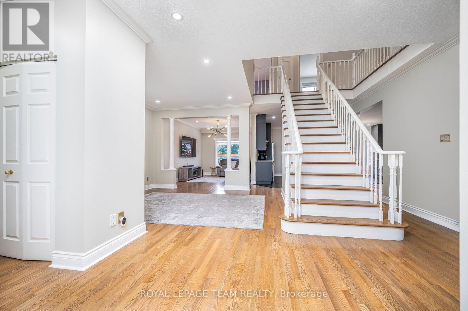 115 Grandpark Circle, Ottawa, Ontario K1G 6R6 - Photo 3 - X12545564