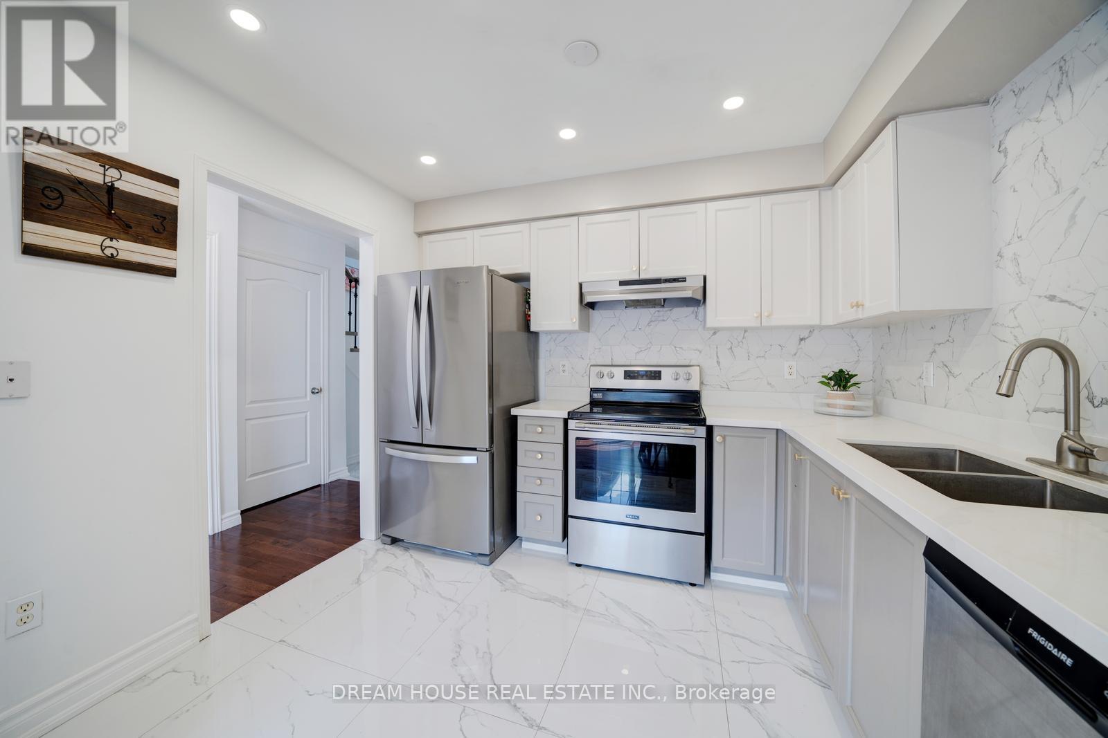 417 King Street E, East Gwillimbury, Ontario L0G 1M0 - Photo 9 - N12545438