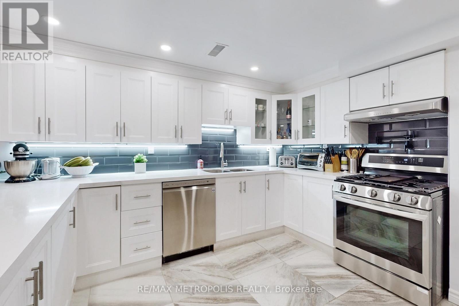 64 Mandel Crescent, Richmond Hill, Ontario  L4C 9Z7 - Photo 35 - N12545510