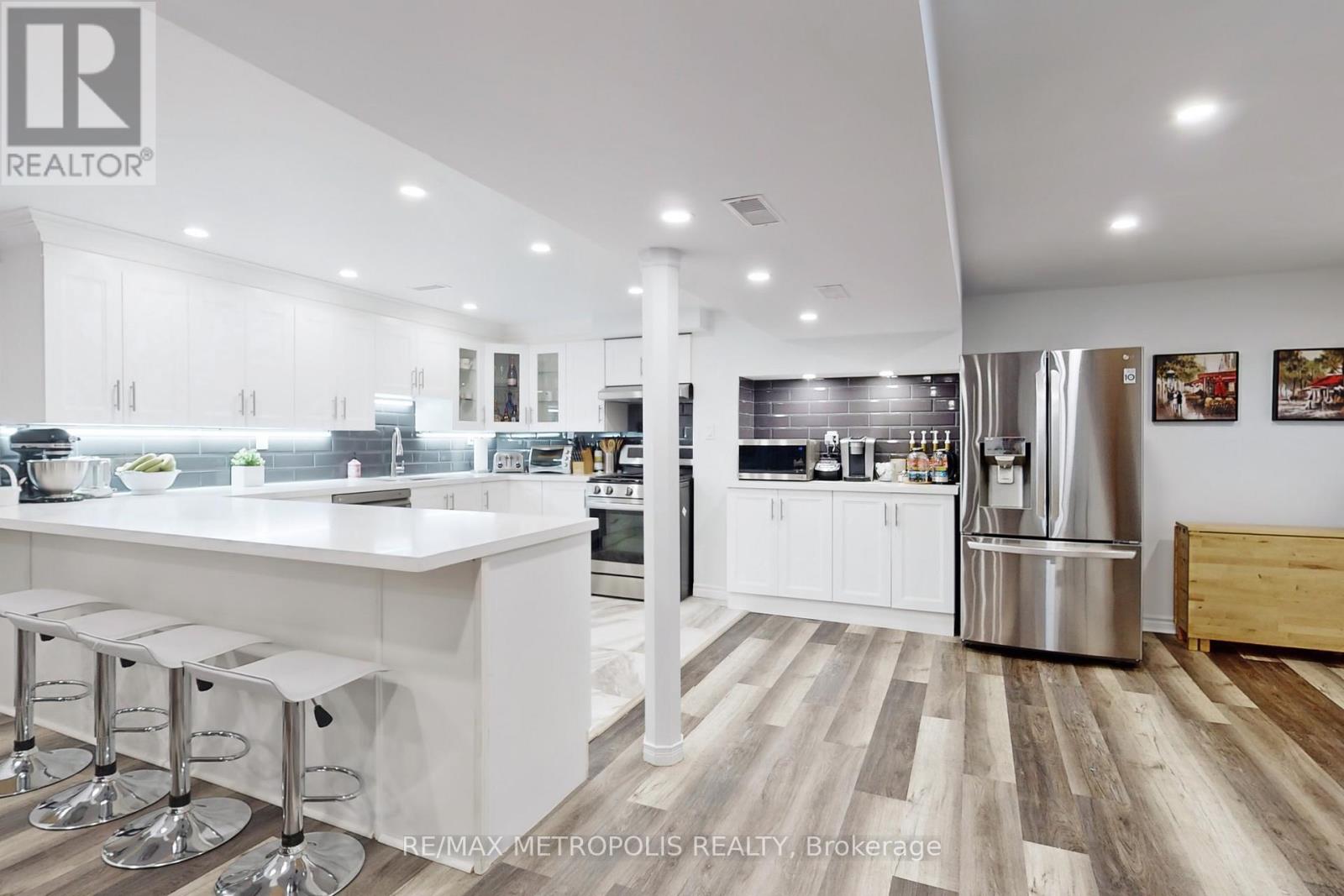 64 Mandel Crescent, Richmond Hill, Ontario  L4C 9Z7 - Photo 37 - N12545510