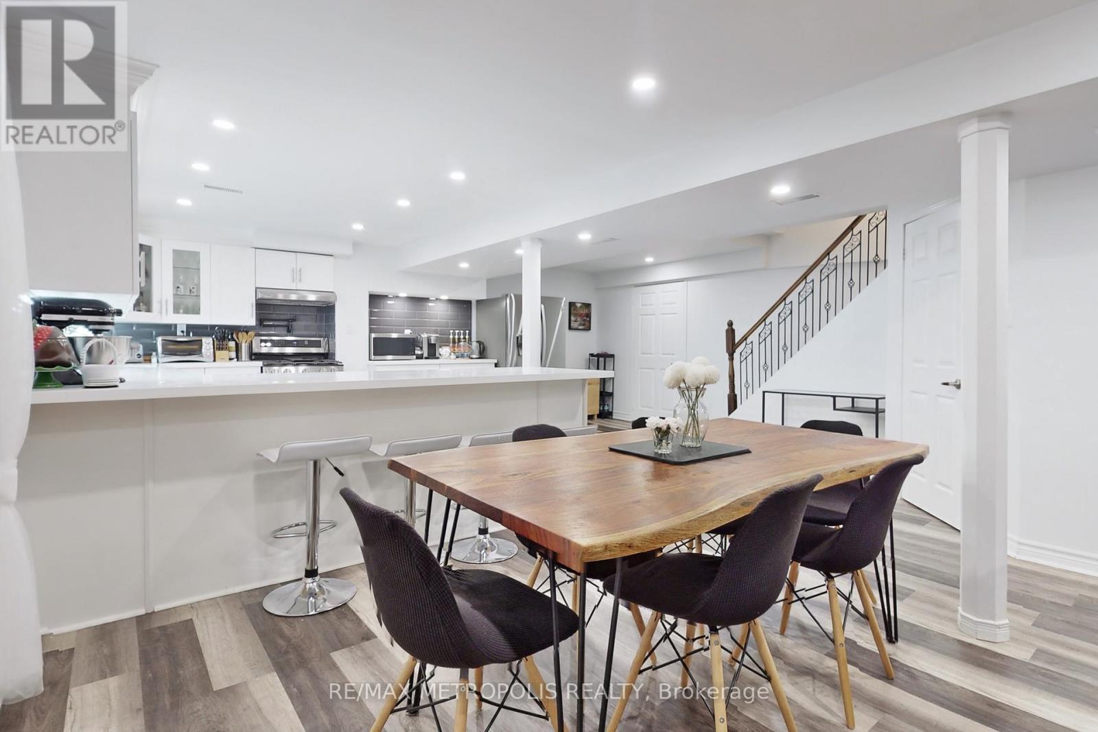 64 Mandel Crescent, Richmond Hill, Ontario  L4C 9Z7 - Photo 39 - N12545510