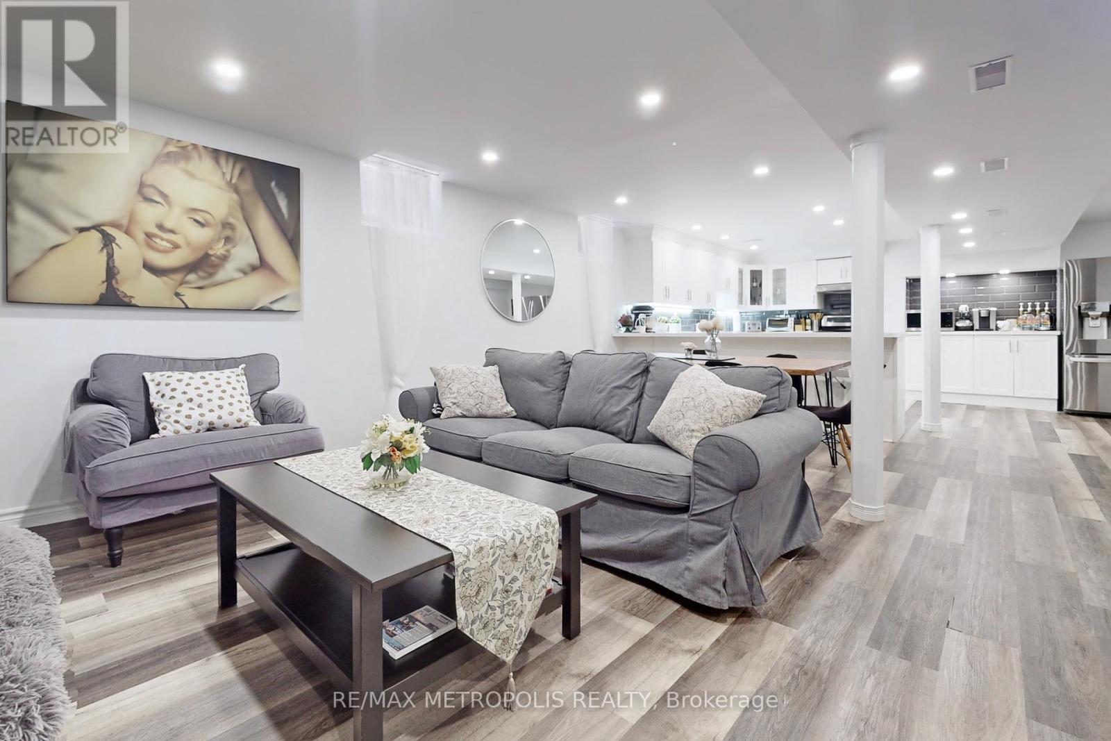 64 Mandel Crescent, Richmond Hill, Ontario  L4C 9Z7 - Photo 42 - N12545510