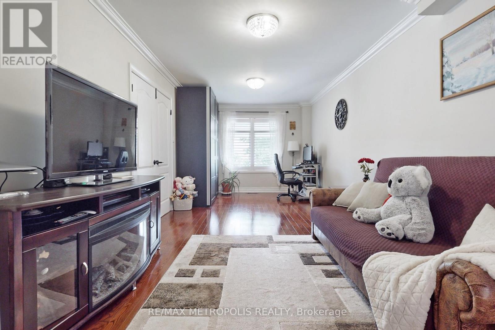 64 Mandel Crescent, Richmond Hill, Ontario  L4C 9Z7 - Photo 5 - N12545510