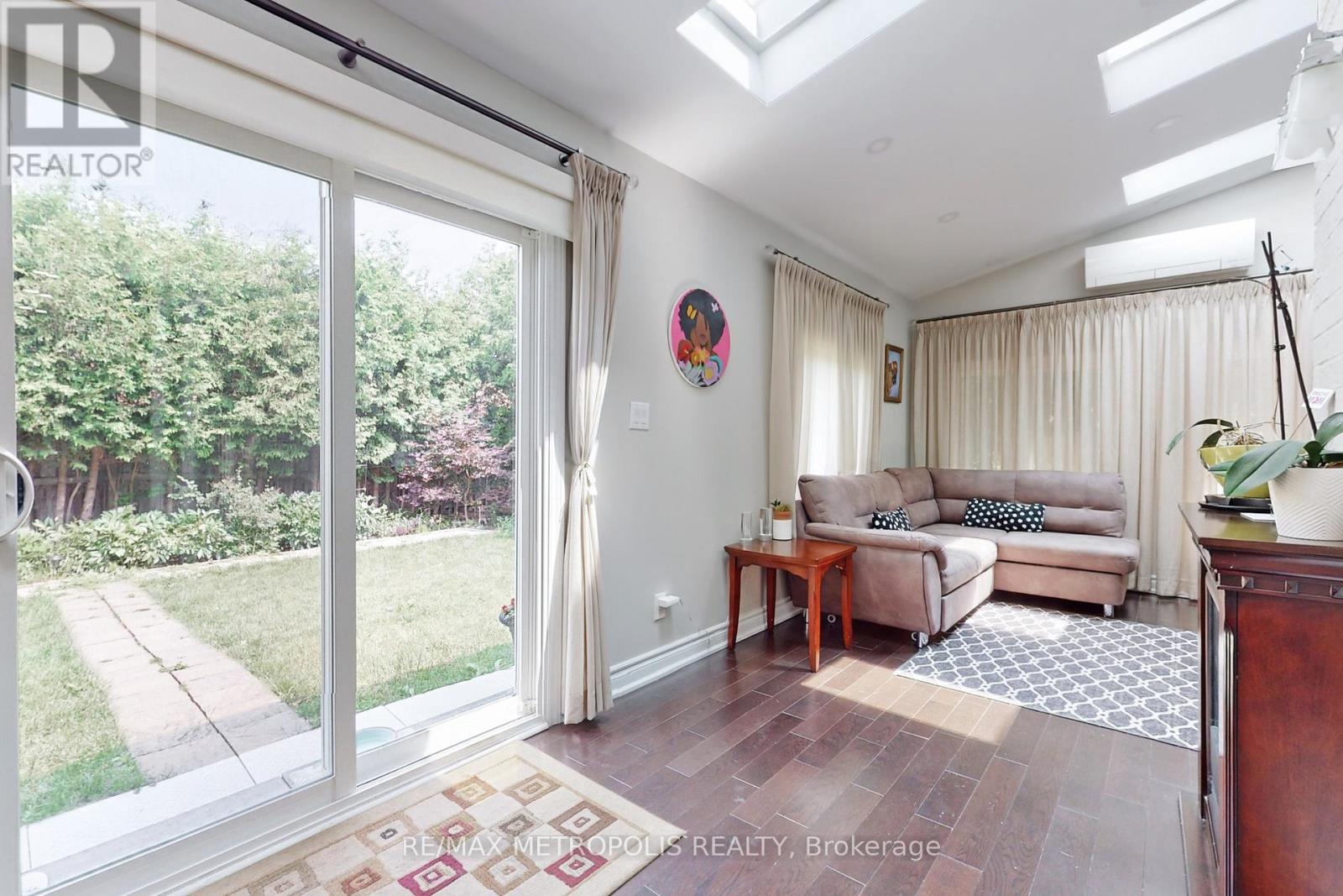 64 Mandel Crescent, Richmond Hill, Ontario  L4C 9Z7 - Photo 7 - N12545510