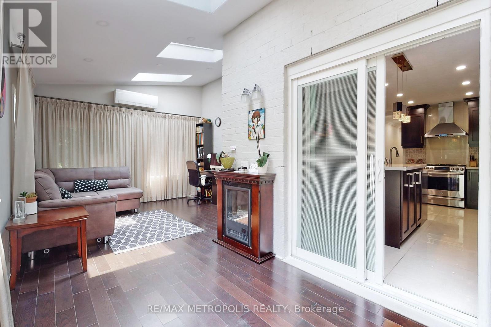 64 Mandel Crescent, Richmond Hill, Ontario  L4C 9Z7 - Photo 8 - N12545510