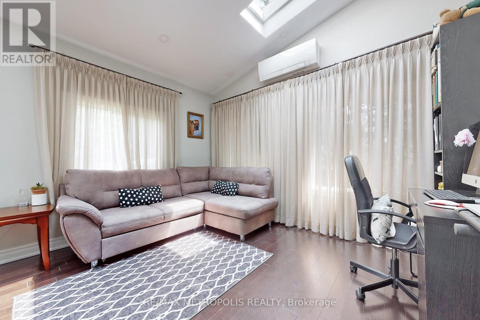 64 Mandel Crescent, Richmond Hill, Ontario  L4C 9Z7 - Photo 9 - N12545510