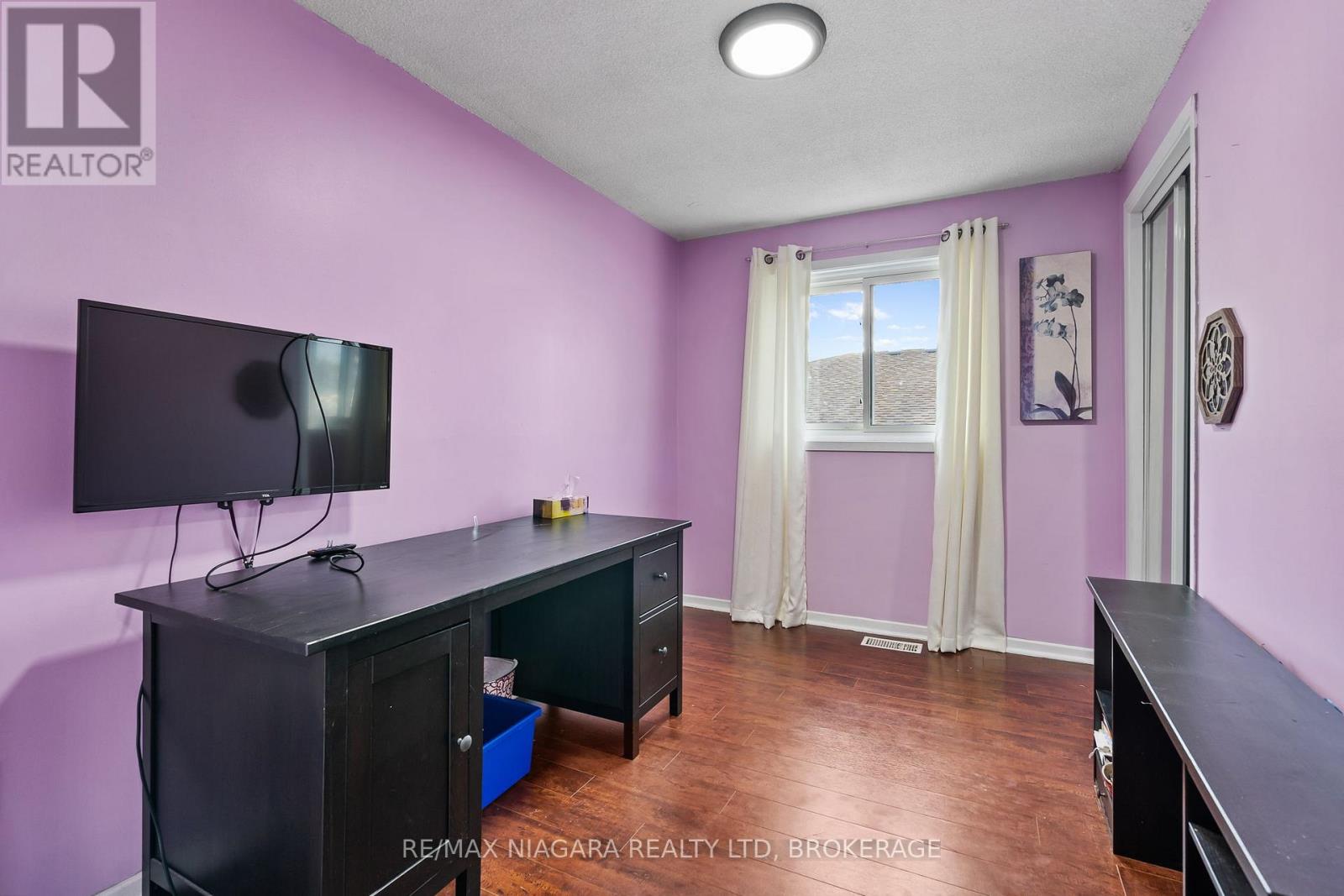 19 Lampman Crescent, Thorold, Ontario L2V 4K6 - Photo 14 - X12545606