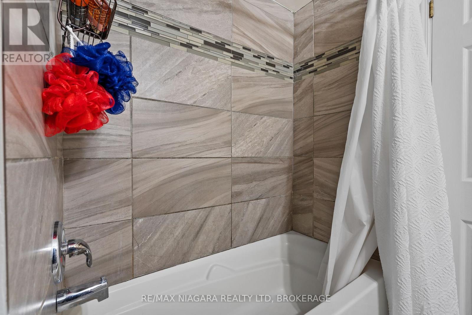 19 Lampman Crescent, Thorold, Ontario L2V 4K6 - Photo 16 - X12545606