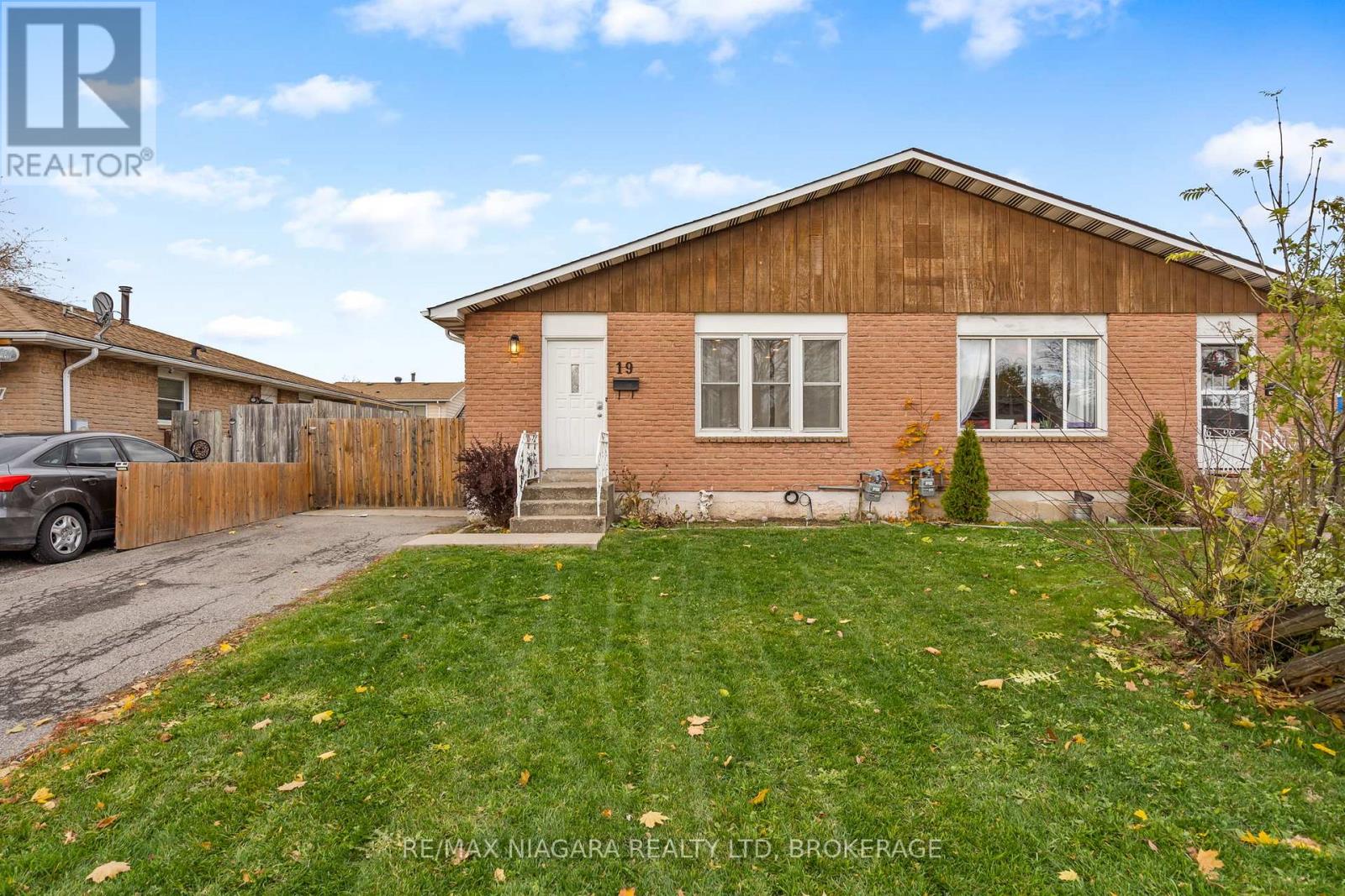 19 Lampman Crescent, Thorold, Ontario L2V 4K6 - Photo 2 - X12545606