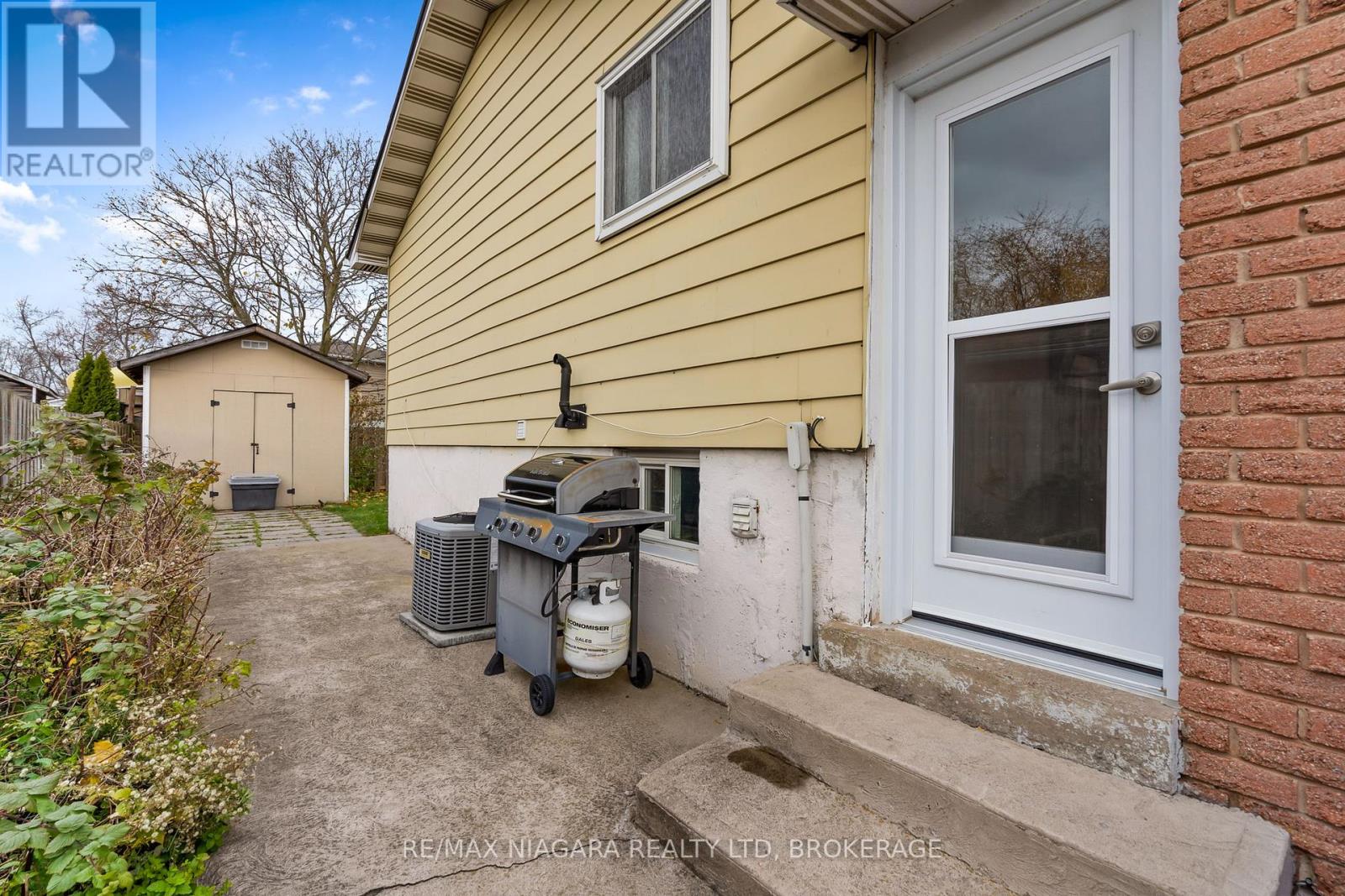 19 Lampman Crescent, Thorold, Ontario L2V 4K6 - Photo 23 - X12545606