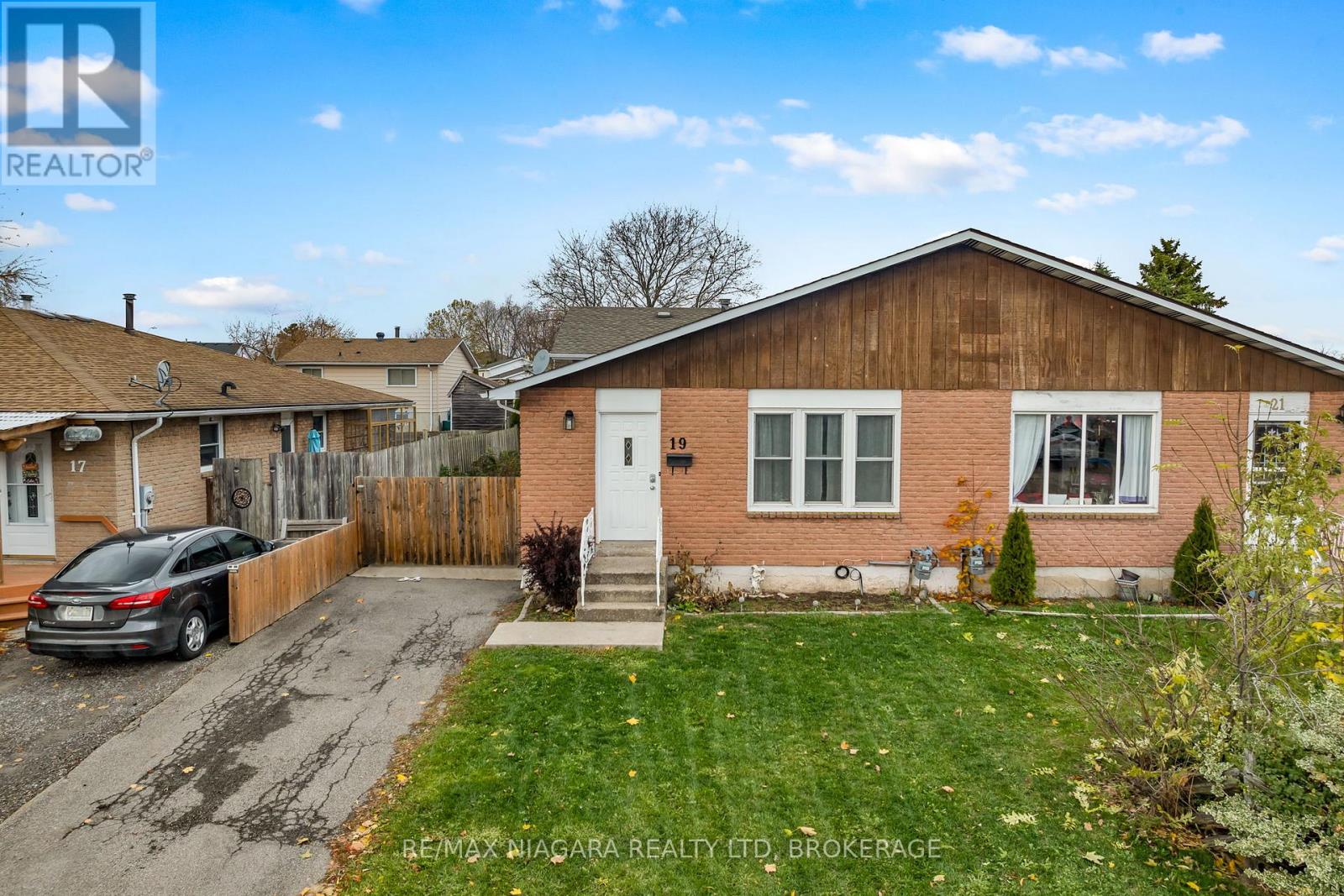 19 Lampman Crescent, Thorold, Ontario L2V 4K6 - Photo 4 - X12545606