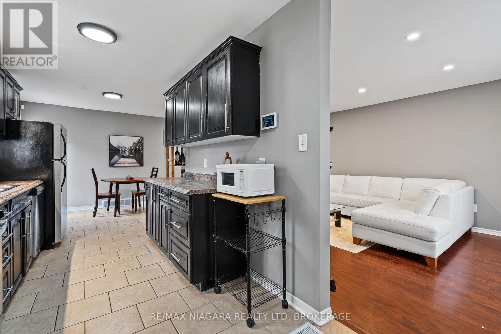 19 Lampman Crescent, Thorold, Ontario L2V 4K6 - Photo 5 - X12545606