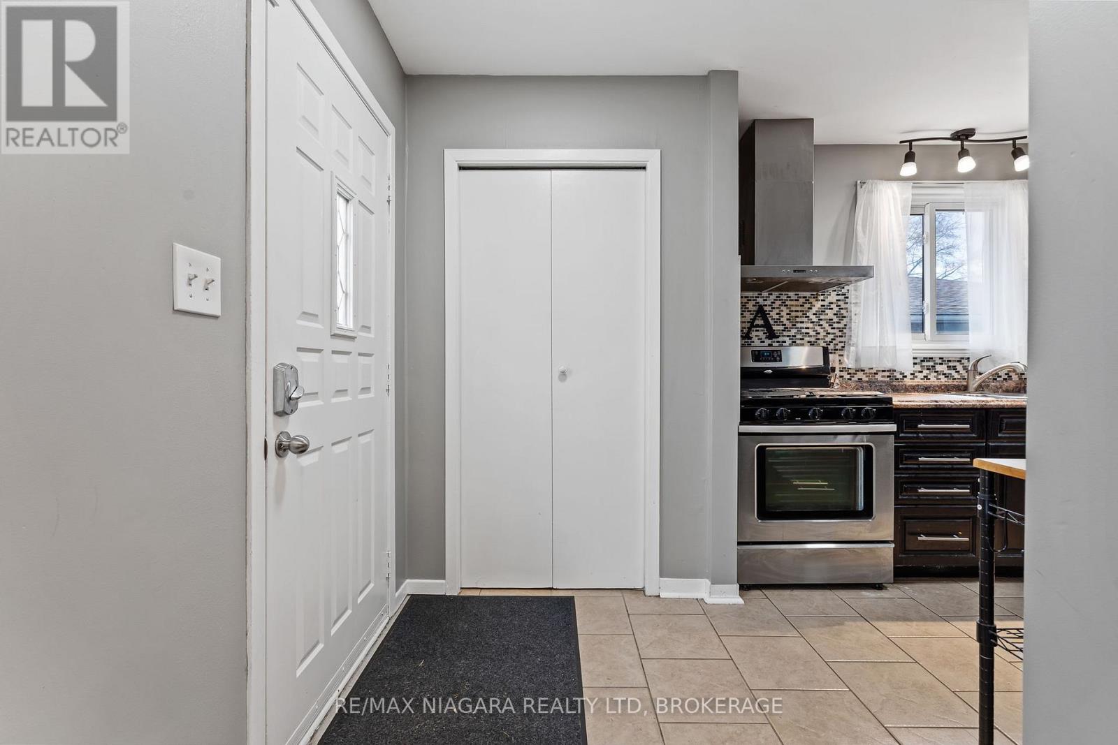 19 Lampman Crescent, Thorold, Ontario L2V 4K6 - Photo 6 - X12545606