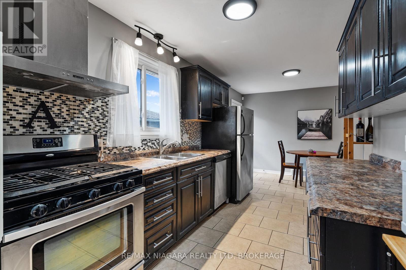 19 Lampman Crescent, Thorold, Ontario L2V 4K6 - Photo 7 - X12545606