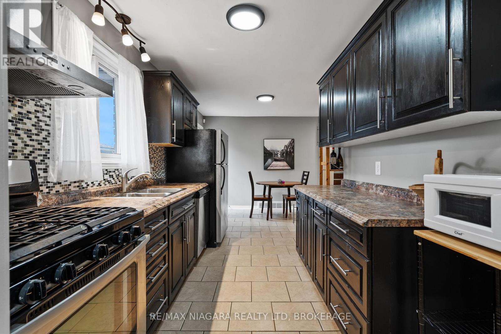 19 Lampman Crescent, Thorold, Ontario L2V 4K6 - Photo 8 - X12545606