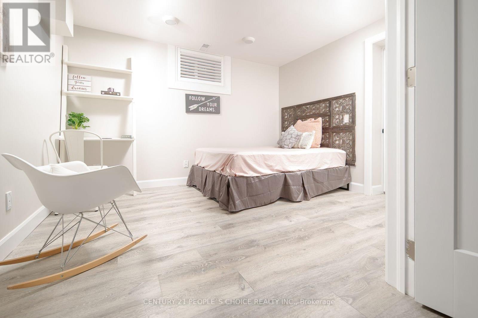 Lower - 37 Bentworth Avenue, Toronto, Ontario M6A 1P1 - Photo 11 - W12545406