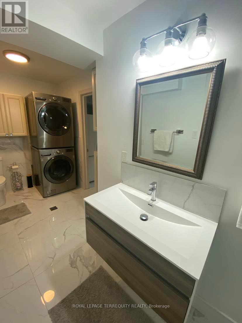 Main - 59 Leggett Avenue, Toronto, Ontario  M9P 1X3 - Photo 4 - W12545408