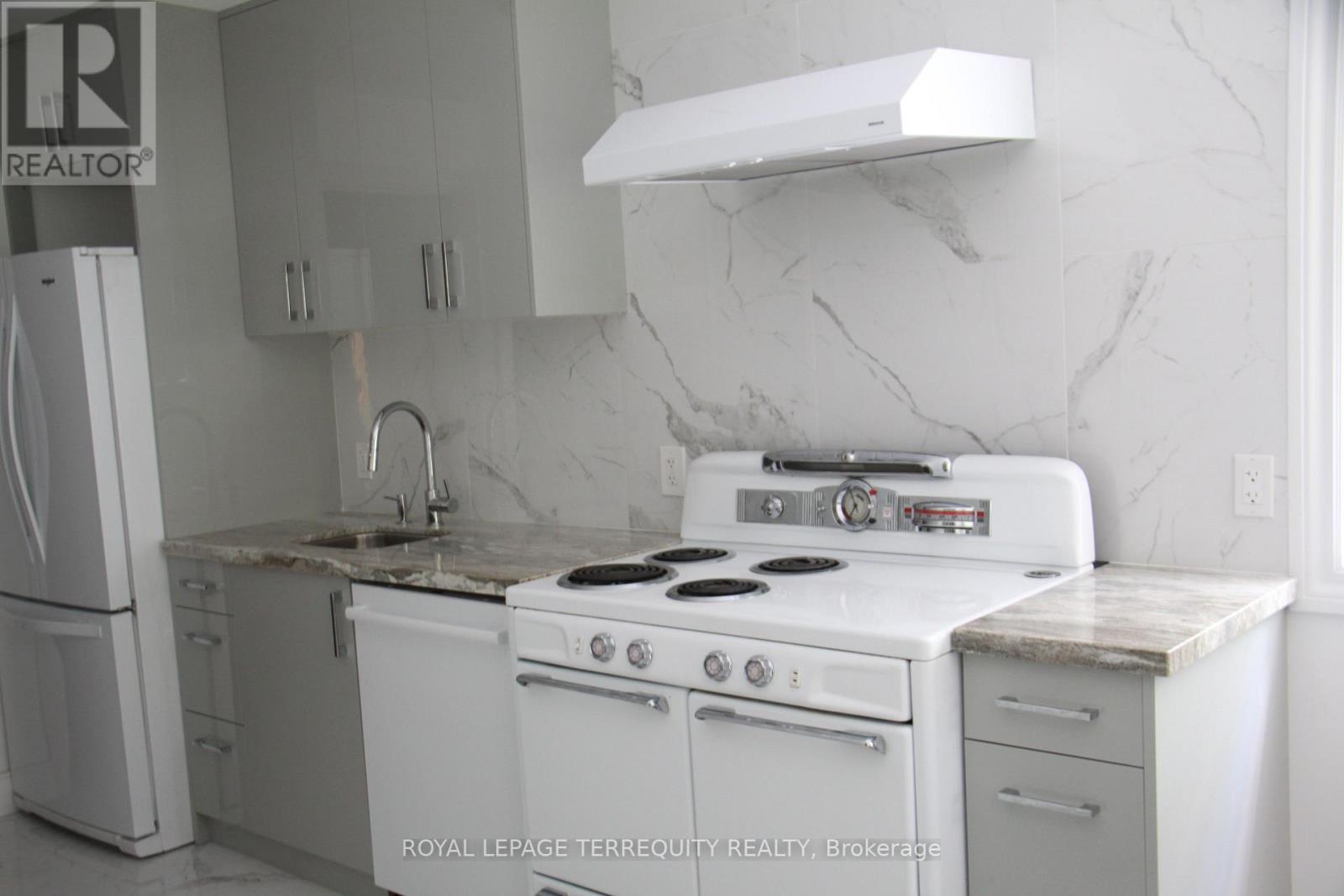 Main - 59 Leggett Avenue, Toronto, Ontario  M9P 1X3 - Photo 9 - W12545408