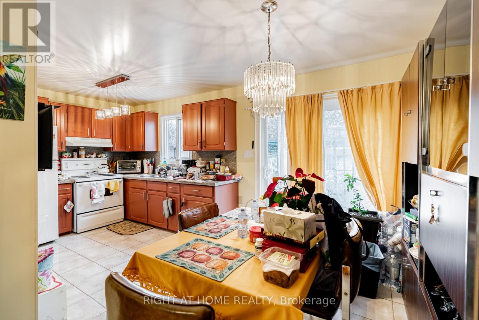 4278 Sawmill Valley Drive, Mississauga, Ontario  L5L 3M9 - Photo 11 - W12545416