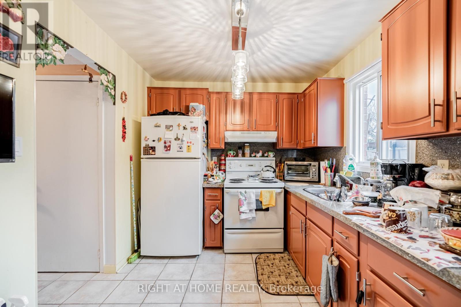 4278 Sawmill Valley Drive, Mississauga, Ontario  L5L 3M9 - Photo 7 - W12545416