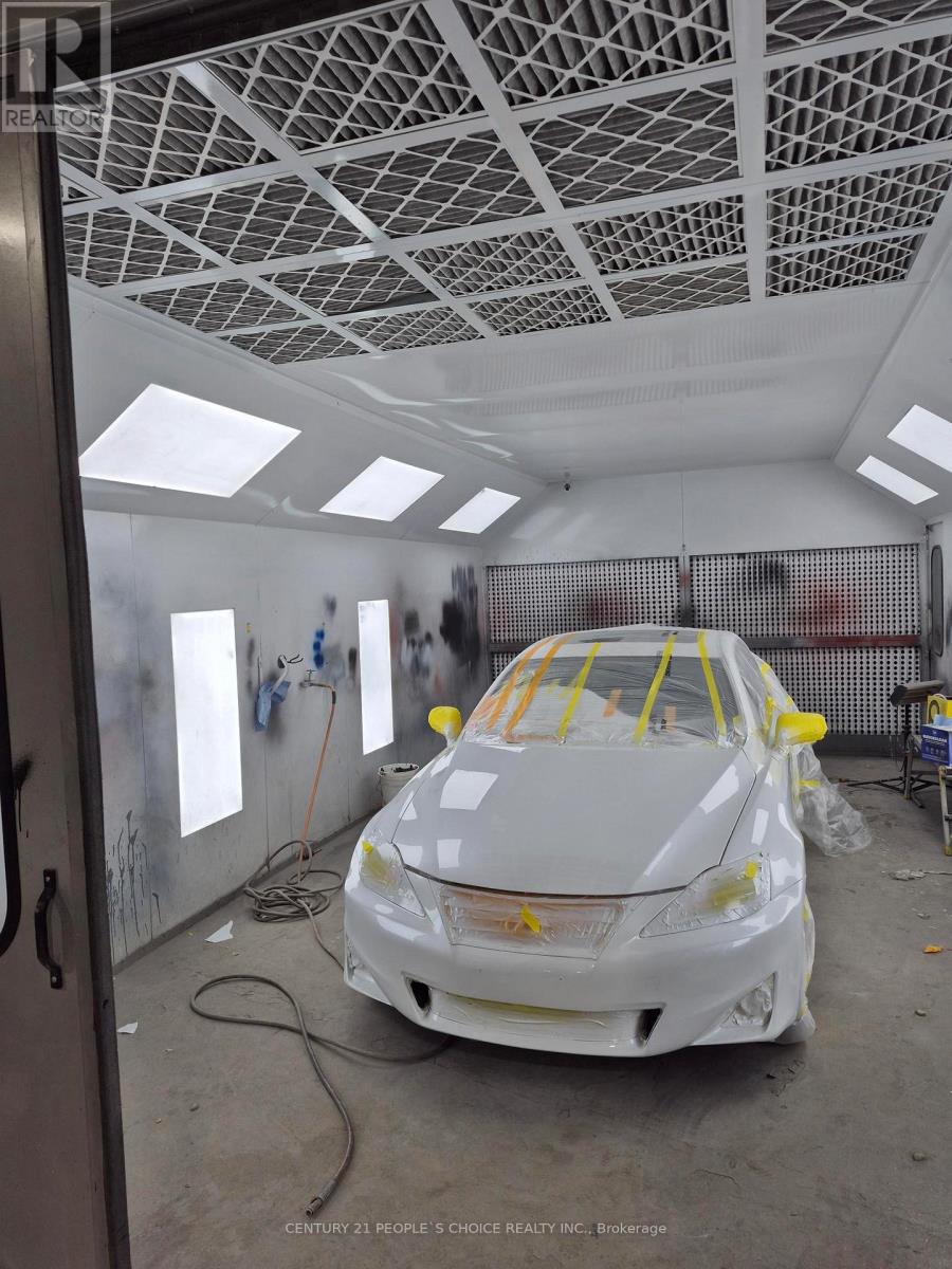 4 - 3364 Mavis Road, Mississauga, Ontario L5C 1T8 - Photo 2 - W12545468