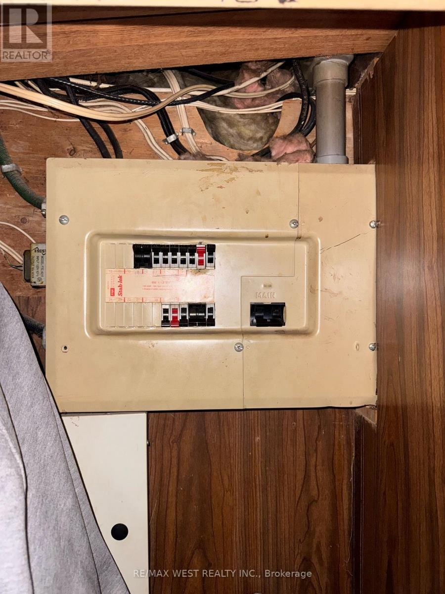 407 Concord Avenue, Toronto, Ontario M6H 2P9 - Photo 5 - W12545474